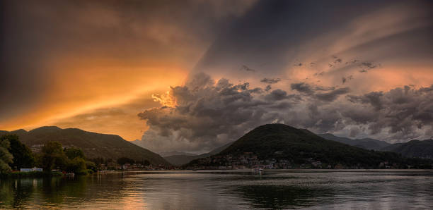 pôr do sol sobre o lago de lugano em um final de dia de verão com céu nublado - switzerland forest storm summer - fotografias e filmes do acervo