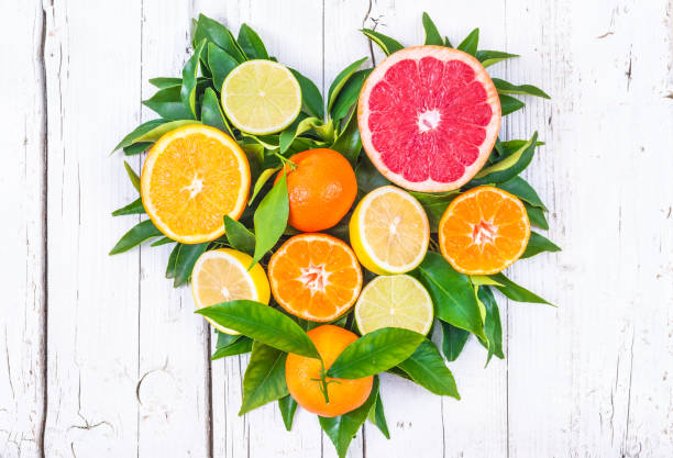 frutas cítricas corazón vitamina c sobre fondo blanco. - fruit winter orange lemon fotografías e imágenes de stock