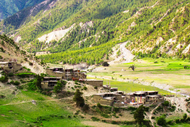 istock treking around Annapurna circuit 816188534