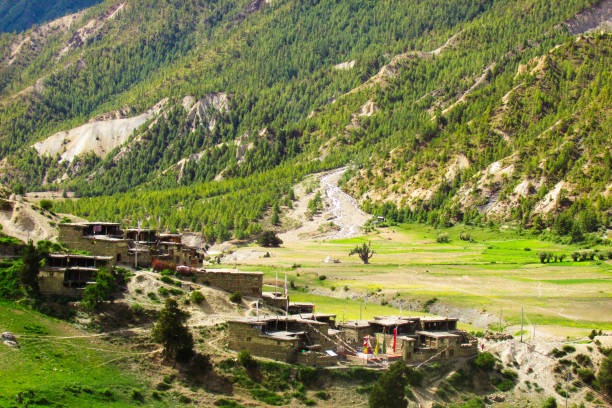 istock treking around Annapurna circuit 816188572