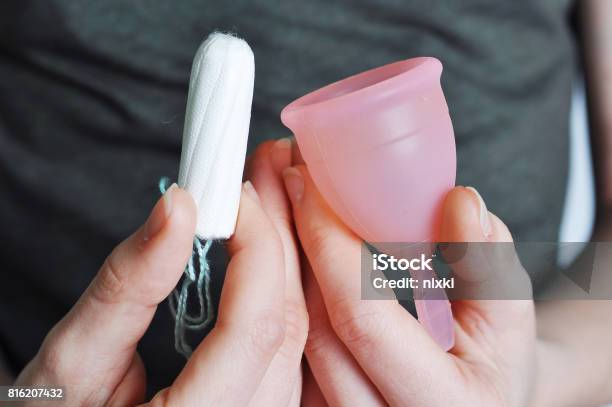 Junge Frau Die Hände Halten Verschiedene Arten Der Damenhygiene Menstruationstasse Und Tampons Stockfoto und mehr Bilder von Menstruationstasse