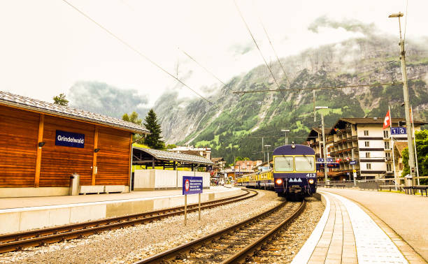 vista del treno dalla stazione ferroviaria di grindelwald nella regione alpina svizzera della jungfrau, grindelwald, oberland bernese, cantone di berna, svizzera, europa. - muerren foto e immagini stock