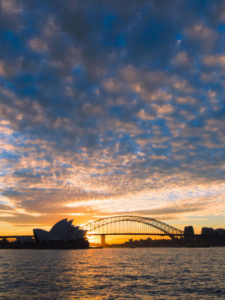 l'opéra de sydney et du pont harbour bridge - sydney harbor bridge sydney opera house vertical australia photos et images de collection