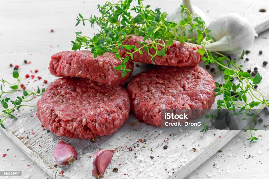 Casa HandMade carne crua picada bife de hambúrgueres na placa de madeira. - Foto de stock de Carne moída royalty-free