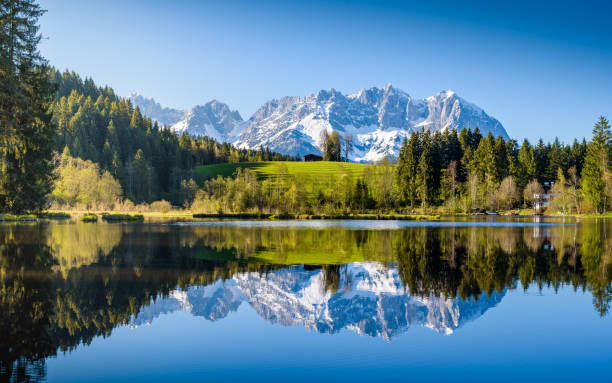 montañas de idílico paisaje alpino, cubierto de nieve refleja en un pequeño lago, kitzbühel, tirol, austria - tirol fotografías e imágenes de stock