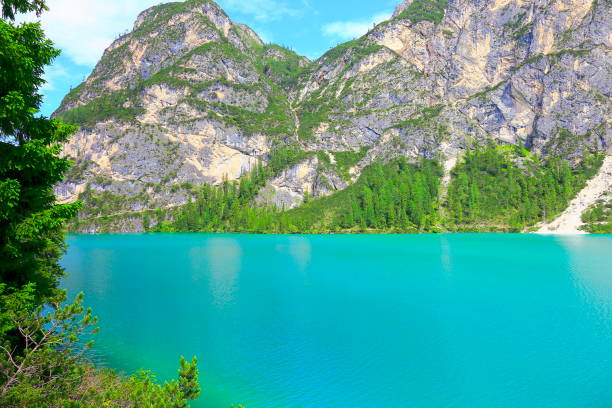 alpejskie turkusowe jezioro braies (lago di braies), idylliczny krajobraz w pobliżu majestatycznego doliny alp seekofel, dramatyczne włoskie dolomity południowego tyrolu snowcapped panorama pasma górskiego, włochy - latemar mountain range zdjęcia i obrazy z banku zdjęć