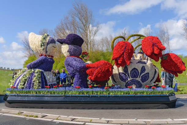 girl and boy in native clothes from flowers. flower parade "bloemencorso bollenstreek". procession of flowers compositions - flower parade imagens e fotografias de stock