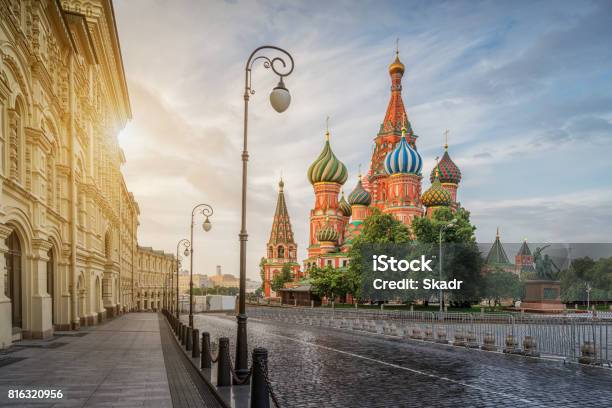 Foto de Catedral De St Basils e mais fotos de stock de Rússia - Rússia, Moscou, Cidade