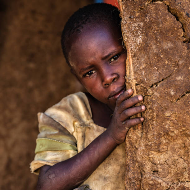 bambina africana della tribù masai, kenya, africa - povertà africa foto e immagini stock