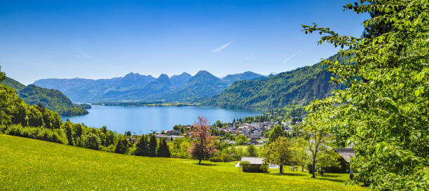 vista su st. gilgen am wolfgangsee, salisburgo, austria - wolfgangsee foto e immagini stock