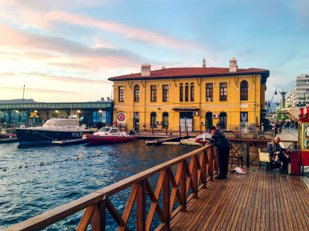 pasaport alsancak 、イズミルで - ferry terminal ストックフォトと画像