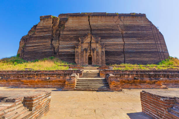 храм мингун пахтодавги в мандалае - burmese culture myanmar old outdoors стоковые фото и изображения