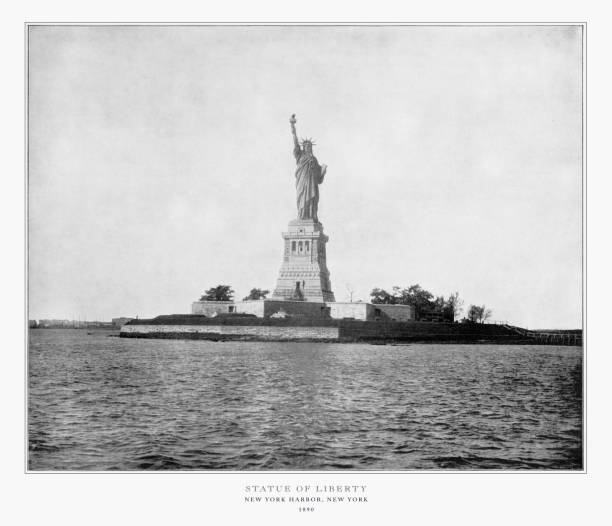 estatua de la libertad, nueva york harbor, nueva york, estados unidos, fotografía americana antigua, 1893 - statue of liberty fotos fotografías e imágenes de stock