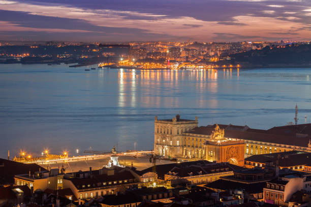 plaza of comerce in lisbon and tagus river - comerce imagens e fotografias de stock