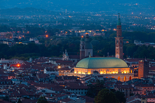 Basílica de Palladio en el crepúsculo - Vicenza photo