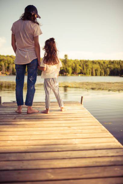 madre con hija disfrutando de la vista - lake tranquil scene landscape zen like fotografías e imágenes de stock