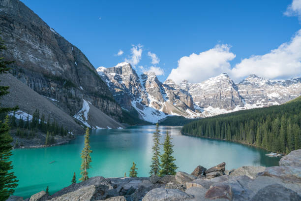 moraine lake, banff national park, canada - mountain mountain peak snow spring imagens e fotografias de stock