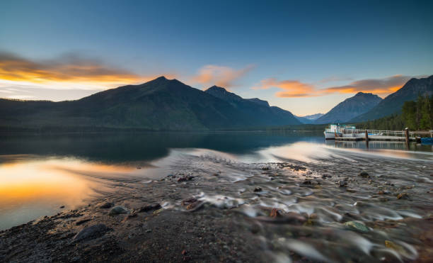 맥도널드 호수에서 - usa us glacier national park mcdonald lake transportation 뉴스 사진 이미지