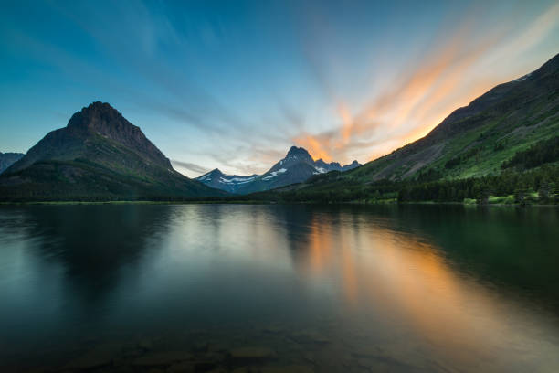 свифткюкское озеро на рассвете - alpenglow sunrise sun scenics стоковые фото и изображения