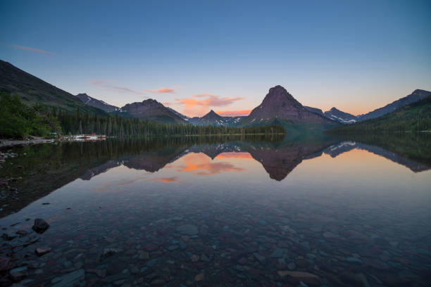 dwa medicine lake wschód słońca - lake us glacier national park cloudscape cloud zdjęcia i obrazy z banku zdjęć