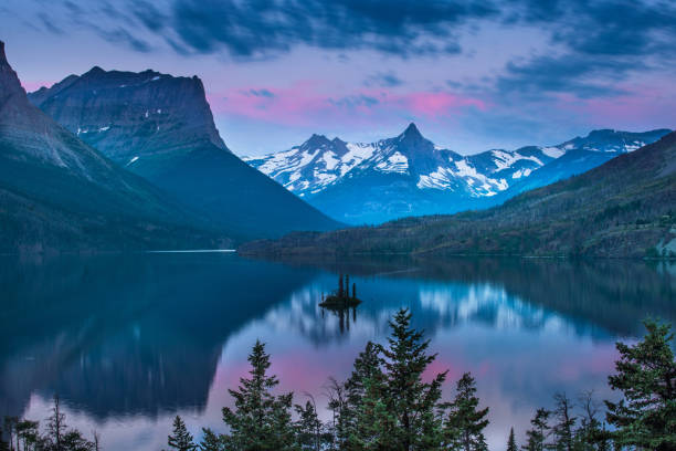 wild goose island in morning - montana mountain us glacier national park mountain range imagens e fotografias de stock