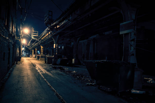 oscuridad ciudad callejón - narrow alley fotografías e imágenes de stock
