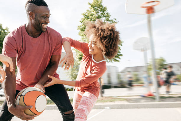 dad playing basketball with daughter - basketball playing ball african descent imagens e fotografias de stock