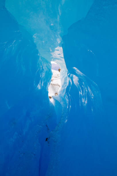 From the inside of this cave you can see outside, it is very narrow and dangerous to remain inside for too long due to the movement of the glaciar