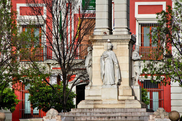 monumento da imaculada conceição, por lorenzo coullaut valera em 1918, em frente à câmara municipal, na plaza del triunfo, sevilha (sevilla), andaluzia, sul de espanha - seville sevilla fountain palacio espanol - fotografias e filmes do acervo