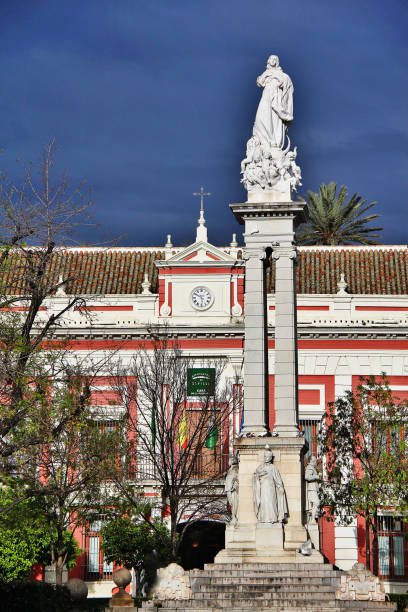 monumento da imaculada conceição, por lorenzo coullaut valera em 1918, em frente à câmara municipal, na plaza del triunfo, sevilha (sevilla), andaluzia, sul de espanha - seville sevilla fountain palacio espanol - fotografias e filmes do acervo