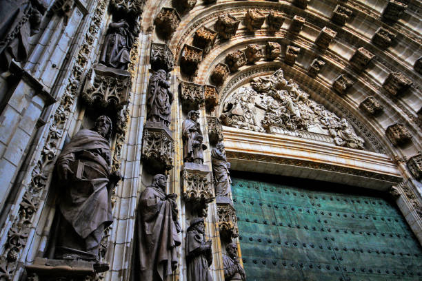 drzwi wniebowzięcia najświętszej marii panny (catedral de santa maria de la sede) lub katedry w sewilli, sewilla (sevilla), andaluzja, południowa hiszpania - general archive of indies zdjęcia i obrazy z banku zdjęć