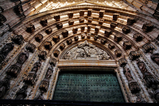 drzwi wniebowzięcia najświętszej marii panny (catedral de santa maria de la sede) lub katedry w sewilli, sewilla (sevilla), andaluzja, południowa hiszpania - general archive of indies zdjęcia i obrazy z banku zdjęć