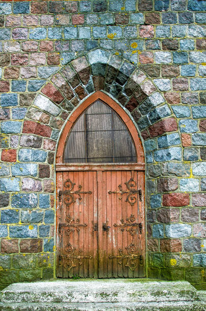 vieille porte en bois  - gothic style castle church arch photos et images de collection
