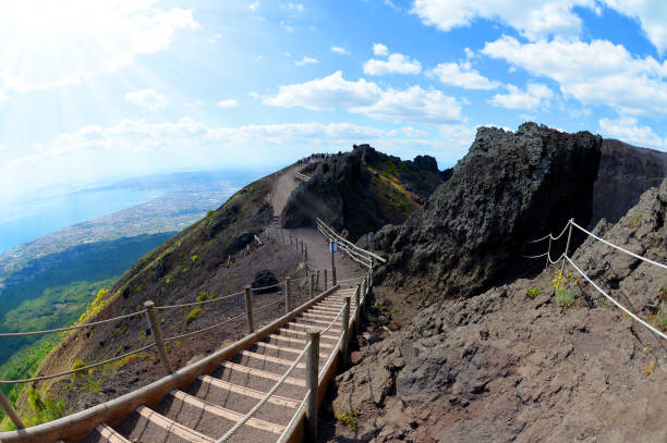 szlak turystyczny na wulkanie wezuwiusz, włochy - volcanic crater zdjęcia i obrazy z banku zdjęć