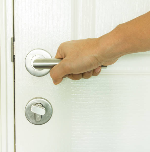 istock Hand to opening/close door knob 816686776
