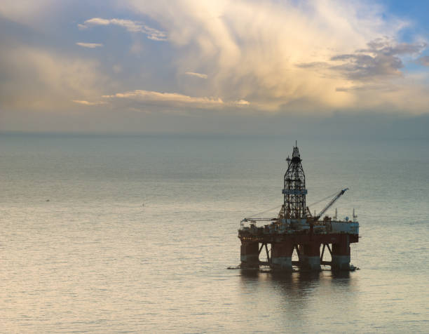 piattaforma di perforazione durante la tempesta in arrivo - oil rig sea oil storm foto e immagini stock