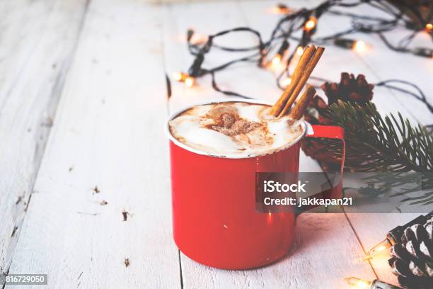 Taza De Chocolate Caliente En La Mesa De Madera En Navidad Foto de stock y más banco de imágenes de Navidad