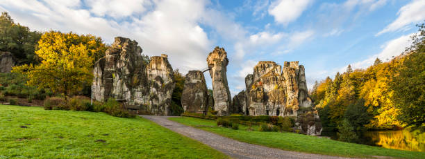 externsteine oder deutsche stonehenge - rheinfels stock-fotos und bilder