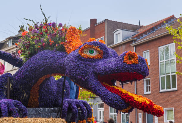 statue de tulipes à la parade des fleurs à haarlem aux pays-bas - flower parade photos et images de collection