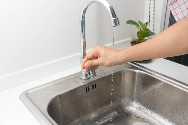 istock Hand turn on turn off faucet 816752862