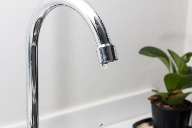 istock Close up water tap with sink in modern kitchen. 816758694
