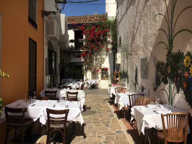 istock Terras van restaurant in Spaanse straat 816769466