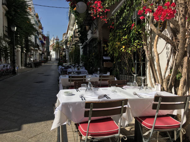 istock Terras van restaurant in Spaanse straat 816769468