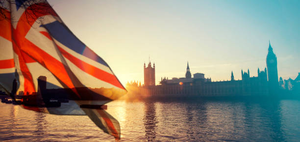 bandera de uk y el big ben - houses of parliament london london england famous place panoramic fotografías e imágenes de stock