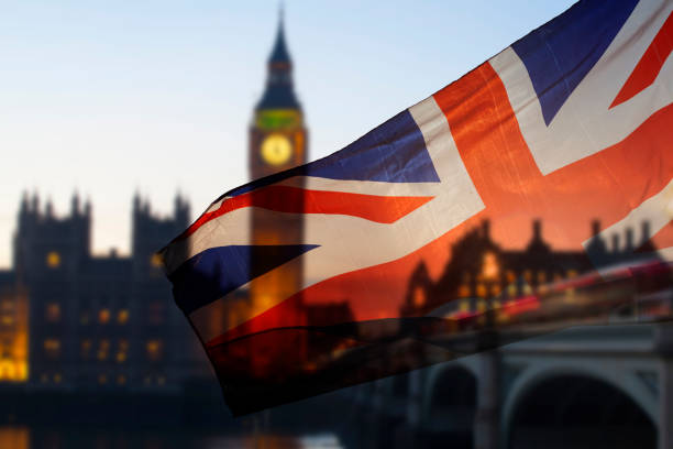 bandeira de uk e big ben - national landmark international landmark cityscape tower - fotografias e filmes do acervo