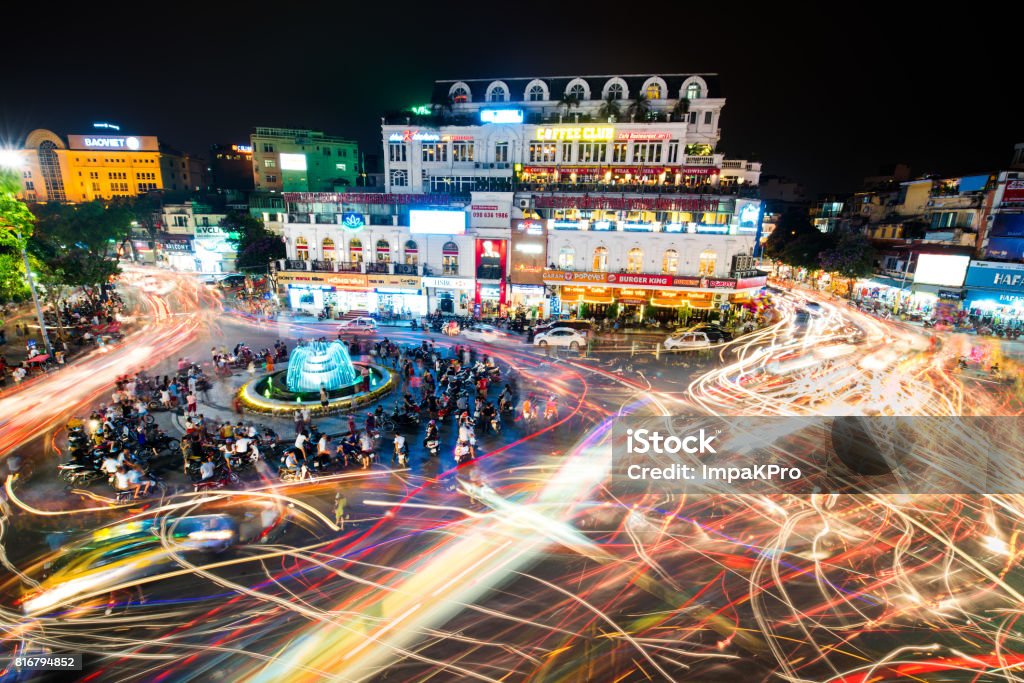 Personen und Fahrzeuge leichte Wanderwege Menschenmenge auf belebten Kreuzung suchen neben Hoan-Kiem-See. - Lizenzfrei Hanoi Stock-Foto