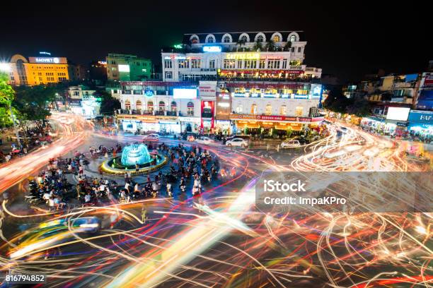 Personen Und Fahrzeuge Leichte Wanderwege Menschenmenge Auf Belebten Kreuzung Suchen Neben Hoankiemsee Stockfoto und mehr Bilder von Hanoi