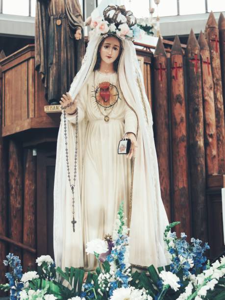 crowned mary our lady of fatima statue holding rosary, scapular - fatima imagens e fotografias de stock