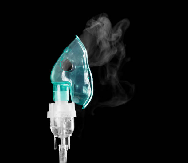 a máscara e o inalador pares antialérgicas drogas isoladas no fundo preto. - nebulizer - fotografias e filmes do acervo