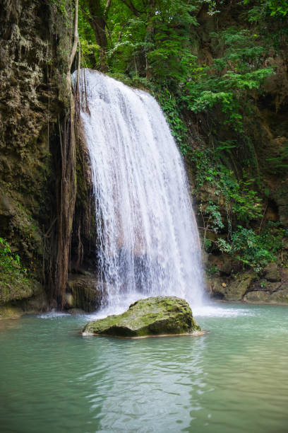 trzeci poziom erawan fall w prowincji kanchanaburi, tajlandia - travel travel locations nature erawan zdjęcia i obrazy z banku zdjęć